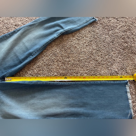 J Brand Selena Mid-Rise Cropped Boot-Cut Jeans. Size 30. - Picture 3 of 7